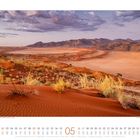 "Landschaft im NamibRand-Naturreservat, Namibia. Mai 05. Sanddünen mit vereinzeltem Pflanzenwuchs in einer weiten Wüstenlandschaft."