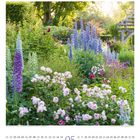 05. Ein üppiger Garten mit rosafarbenen, lila und blauen Blumen, darunter hohe, kräftige Stauden, umgeben von grünen Büschen.