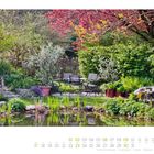 "Mai" in grüner Schrift. Ein idyllischer Garten mit Teich, Holzstühlen und blühenden Pflanzen.