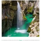 Mai, Wasserfall im Soca-Tal, Slowenien. Kristallklares Wasser umgeben von moosbedeckten Felsen.