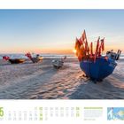 05 2027. Rügener Küstenstreckentour. Boote am Sandstrand bei Sonnenuntergang. Kalender mit einem Bild der Landschaft.