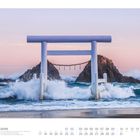 "05 JAPAN, Torii am Strand von Futamigaura, Fukuoka. Stürmische Wellen schlagen gegen ein Torii vor Felsen im Meer."