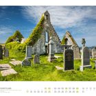 05 Schottland. Friedhof und Kirchenruine von Balnakeil Village. Gräber mit Moos bewachsen, Meer im Hintergrund.