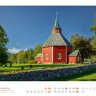 Kalenderseite mit roter Kirche in Norwegen, umgeben von grünem Garten und Bäumen. Unten Kalender für Mai.