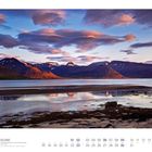 05 - Island, Küstenlandschaft in den Westfjorden. Kalenderansicht unten. Malerische Berge und ruhiger See bei Sonnenuntergang.