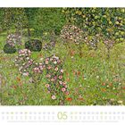 05. Ein Garten mit blühenden Rosensträuchern und grünem Laub. Malerische, bunte Blumenwiese unter Bäumen.