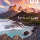 05. Torres del Paine, Chile. Ein Fluss fließt durch eine Berglandschaft bei Sonnenuntergang.