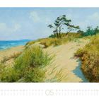 05; Kalender mit Seemotiv. Dünensandweg, hohe Gräser, im Hintergrund Bäume und blauer Ozean unter bewölktem Himmel.