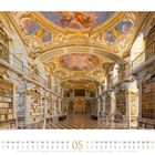 Eine reich verzierte Barockbibliothek mit Fresken, hohen Bücherregalen und einem schachbrettartigen Boden.