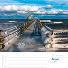 Ein Kalender zeigt die 2. Woche im Januar 2027. Bild: Vereiste Seebrücke mit Tauchgondel bei stürmischer See.