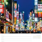 Leuchtende Reklametafeln auf Japanisch bei Nacht in einer belebten Straße. Unten ist eine Wochenübersicht für Januar.