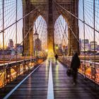 Kalender unten mit Datum für Mai und Feiertagen; darüber Brooklyn Bridge aus der Perspektive der Fußgängerzone.