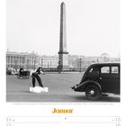 Mann gleitet auf Eisblöcken, gezogen von Auto in Paris 1938. Kalendermonat: Januar 2027.