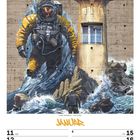 Im Januar-Kalenderblatt sieht man einen riesigen Taucher, der aus dem Wasser steigt. Ein Leuchtturm ist im Hintergrund.