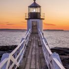 Kalenderseite mit Monat Mai, zeigt einen Holzsteg zum Marshall Point Leuchtturm bei Sonnenuntergang.