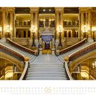 05, elegante doppelte Marmortreppe mit reich verzierten Geländern und Leuchtern in einem prächtigen Gebäude.