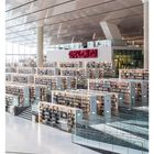 04 JANUAR. MO 25 DI 26 MI 27 DO 28 FR 29 SA 30 SO 31. Modernes Bibliotheksinterieur mit Regalen und Glas.