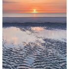 04 Januar. Kalenderdaten von Montag, 25 bis Sonntag, 31. Strand mit Sonnenuntergang, Wolken am Himmel.