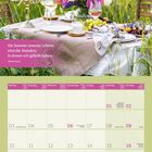 Die Summe unseres Lebens sind die Stunden, in denen wir geliebt haben. Wilhelm Busch. Eine elegant gedeckte Tafel im Freien.