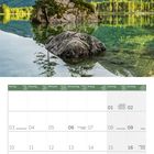 Kalender Mai 2027; Feiertage: "Tag der Arbeit", "Christi Himmelfahrt", "Pfingstmontag". Foto: Bergsee mit Bäumen und Bergen.