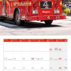 Kalender im Mai 2027. Oben ein rotes Feuerwehrauto mit Leiter. Im Hintergrund Schilder mit „New York“.