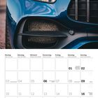 Kalenderseite Mai 2027. Oben ein blaues Auto mit Scheinwerfer und Kühlergrill.