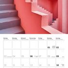 Kalender für Mai 2027 mit Treppen in rosa Gebäude, Architektur mit geometrischen Formen.