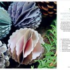 „WABENBALL AUS GESTANZTEN WELLENKREISEN“; bunte Papierbälle, Kiefernzapfen, grüne Blätter, Text über Materialien und Erstellung.
