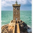 5; Mai 2021; Phare de Kermorvan, Le Conquet, Finistère, Frankreich. Steinturm im Meer, blau-grünes Wasser, dramatischer Himmel.