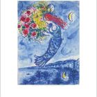 Gemälde von Marc Chagall: Eine Meerjungfrau mit Blumenstrauß fliegt über eine Küstenlandschaft mit Mondsichel.