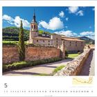 "5". "Monasterio de Yuso, San Millán de la Cogolla, La Rioja, Spanien." Alte Klosteranlage mit Turm, grüne Hügel, blauer Himmel.