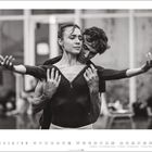"Foto: Roman Novitzky. Kalender für Mai, mit Tänzern in intensiver Pose, Frau im Vordergrund, Mann dahinter."
