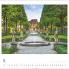 Hesperidengarten, Nürnberg, Bayern. Statuen und ein Brunnen in einem gepflegten Garten, Bäume und ein Fachwerkgebäude im Hintergrund.