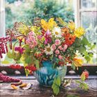 5 | 2027 – Kalenderblatt mit Blumenstrauß in einer blau-grünen Vase auf einem Fensterbrett, draußen grüne Natur.