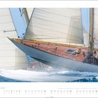 MAI, MAY. Segelboot mit weißen Segeln auf blauem Meer. Das Boot schneidet durch die Wellen.