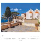 5, Kloster Preveli. Kalenderansicht mit blauem Himmel, Klostergebäude, Terrakottatöpfen, Bäumen und Meer im Hintergrund.