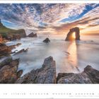 "Geodha Smoo, Trail, Sheigrahead, Schottland." Küste mit Felsen, bogenförmige Felsformation im Wasser, Sonnenuntergang.