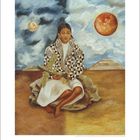 Illustration einer sitzenden Frau mit geometrischem Mantel, Erde und Mond im Hintergrund. Unten steht: „Frida Kahlo 1946“.