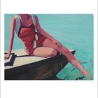 Kalender: Mai. Illustration: Eine Frau in rotem Badeanzug sitzt auf einem Boot an einem See.