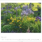 5 2027. Bild zeigt einen blühenden Garten mit lila und gelben Blumen, umgeben von grünem Gras.