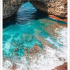 Kalender für Mai mit einem Bild von Nusa Penida, Bali. Küstenlandschaft mit türkisblauem Wasser und Felsformationen.