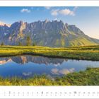 5, 2027. Berge über dem Mondscheiner See. Klare Reflexionen im Wasser. Grüne Wiesen und blaue Himmel. Kalenderansicht.