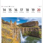 Juni-Kalenderwoche 24: 14.-20. Juni, Tage von Montag bis Sonntag. Landschaft mit Wasserfall, Felsen und blauem Himmel.
