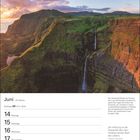 Juni, 24. Woche, Zwillinge 21.5.–20.6., Zitat von Friedrich Nietzsche. Landschaft mit Wasserfall in grüner Berglandschaft.