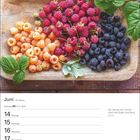 Juni, 24. Woche, 14.-20. Kalender mit bunten Beeren auf Holzbrett, Zitat über Früchte.
