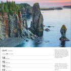 Juni, Kalenderwoche 24, Zitat von Erich Fried über Steine. Küstenlandschaft mit Felsen und bewaldeten Klippen bei Sonnenaufgang.