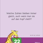 Text: "Welche Zahlen bleiben immer gleich, auch wenn man sie auf den Kopf stellt?" Unten: "22", "März", "Montag". Illustration: Eine Giraffe hält ein Geschenk.