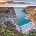 "Abwechslungsreiche Landschaft" beschreibt Steilklippen und Heidelandschaft bei Cap Fréhel. Dort stehen Blüten in gelb-violet. Links sind Kalender für Juni und Juli. Rechts beeindruckende Klippenlandschaft mit Meer.