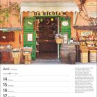 „Specialità d’Ischia“ oben, „DA NICOLA“ auf Vordach. Kleiner Laden mit grünem Türrahmen, Körben und Fässern davor.