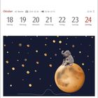 Oktober, Woche 42, Kalender: 18-24. Ein sitzender Elefant auf einem Planeten, umgeben von bunten Kugeln.